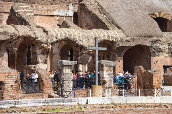 Menschen im Kolosseum in Rom, Italien — Stockfoto