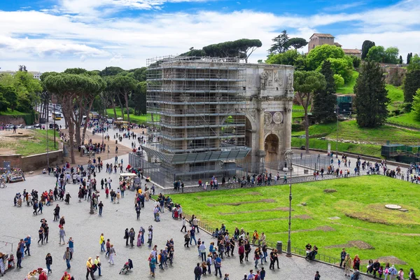 Tourists in square near the Triumphal Arch of Constantine in Rom — Stock Photo, Image