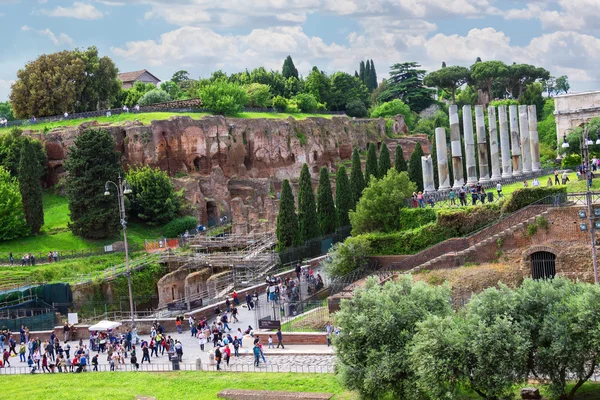 Turisti che visitano le attrazioni in una città storica vicino alla — Foto Stock