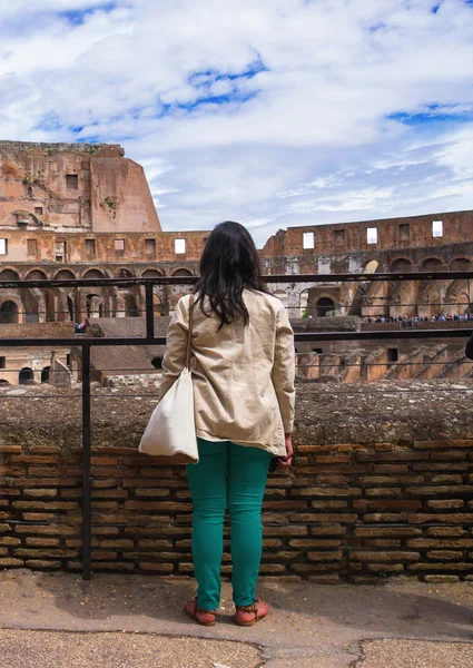 Ragazza in gita al Colosseo. Roma, Italia — Foto Stock