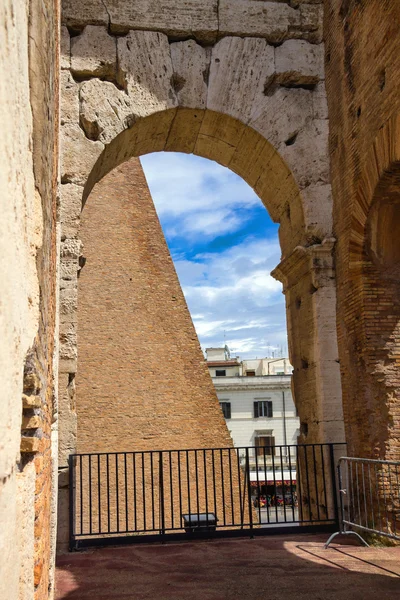 Ruïnes van het colosseum in Rome, Italië — Stockfoto