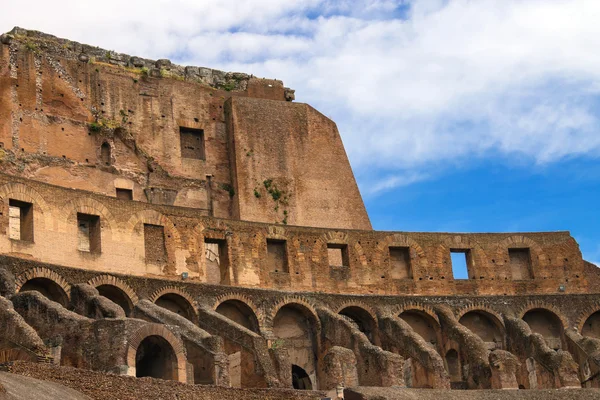 Ruinas del coliseo en roma, italia — Foto de Stock