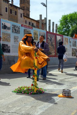 sokak sanatçı giyim monk in levitat hüner gösterir