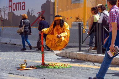 sokak sanatçı giyim monk in levitat hüner gösterir