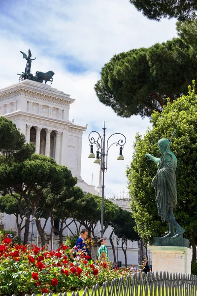 Tourists in park near  the monument to Victor Emmanuel II. Piaz — Stock Photo, Image