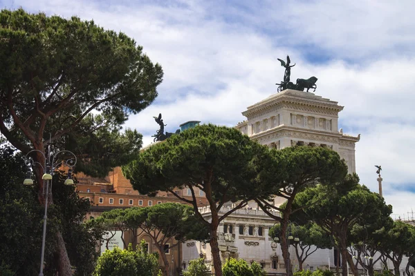 Park near  the monument to Victor Emmanuel II. Piazza Venezia, R — Stock Photo, Image