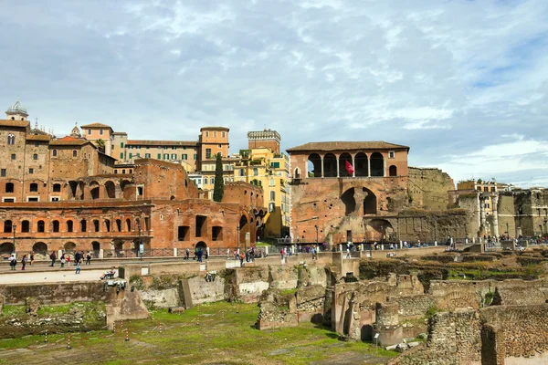 Tourists visiting the sights in a historical part town in Rome, — Stock Photo, Image