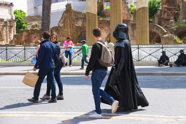 Skuespiller i kostyme Darth Vader går nedover gaten og tiltrekker seg – stockfoto