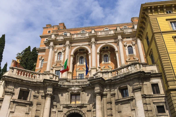 Bandeiras da Itália e da União Europeia no edifício em Roma, I — Fotografia de Stock