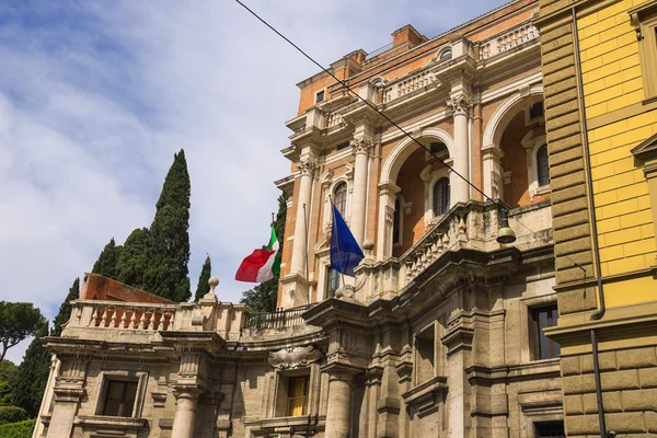Bandeiras da Itália e da União Europeia no edifício em Roma, I — Fotografia de Stock