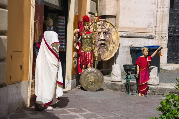 礼品商店街上通过四日在罗马，意大利 — 图库照片