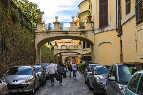 Personas en la calle Via della Pilotta en Roma, Italia — Foto de Stock