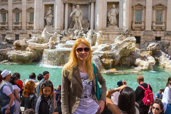 Turistas cerca de la Fontana de Trevi en Roma, Italia — Foto de Stock