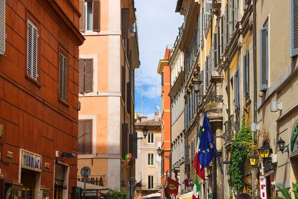 House on a narrow street in the center of Rome, Italy — Stock Photo, Image