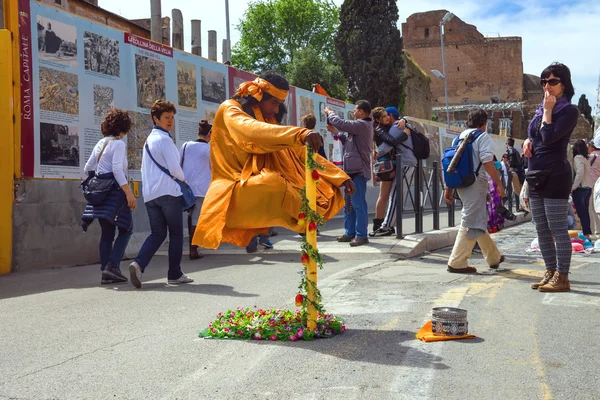 Artista di strada in abbigliamento monaco dimostra trucco di levitat — Foto Stock