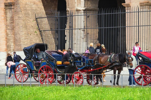Coachmen sitting on chairs, pulled by a horse, waiting for touri — Stock Photo, Image