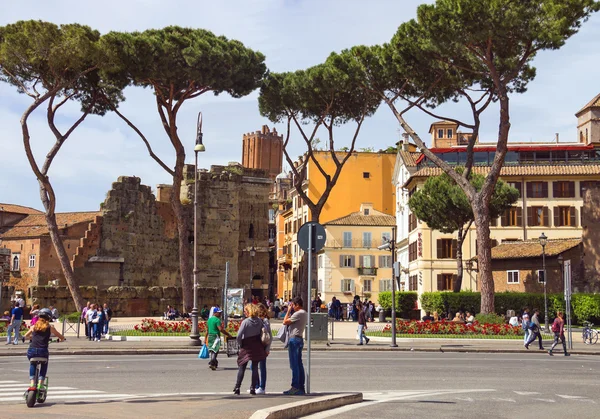 Människor på gatan i centrala Rom, Italien — Stockfoto