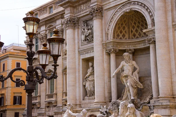 Lanterna perto da Fonte de Trevi em Roma, Itália — Fotografia de Stock