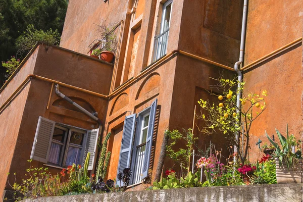 Pintoresca casa italiana con plantas en la terraza — Foto de Stock