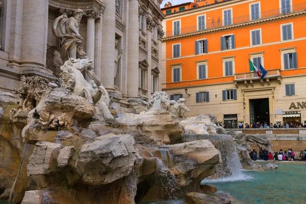 Turystów w pobliżu fontanny di trevi w Rzymie, Włochy — Zdjęcie stockowe