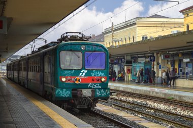 Yolcuların İtalya Bologna İstasyonu platformu