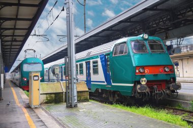 İki tren istasyonunda İtalya vardır