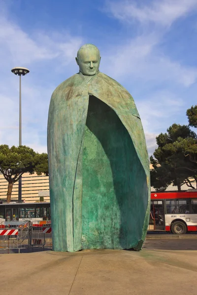 Statuia Papei Ioan Paul al II-lea într-un parc din apropierea stației Termini — Fotografie, imagine de stoc