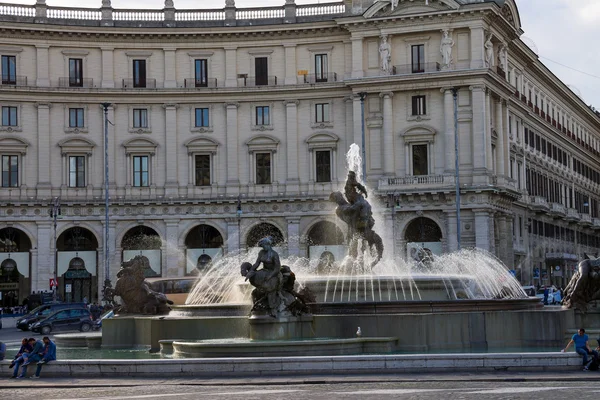 Lidé v okolí fontány Nayads na náměstí republiky v Římě, Itálie — Stock fotografie