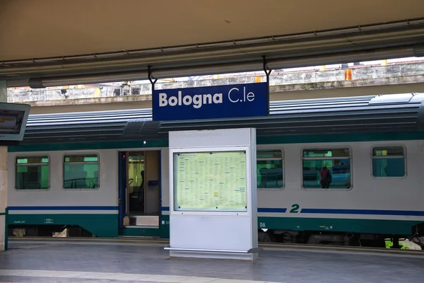 Suburban trein stopt bij het Station van Bologna in Italië — Stockfoto