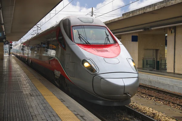 De trein stopt in de buurt van het station platform in Italië — Stockfoto