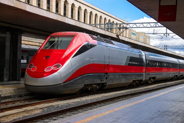 A vonat megáll, a platform közelében, Olaszország — Stock Fotó