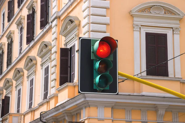 Trafiklys ved skillevejen i byen er tændt rødt - Stock-foto