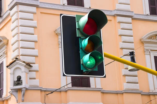 Trafiklys ved skillevejen i byen er tændt grøn - Stock-foto