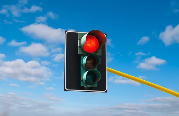 Os semáforos contra o céu são vermelhos acesos — Fotografia de Stock