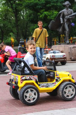 Çocuklar oyun alanında bir oyuncak Araba sürme. Nikolaev, Ukrayna
