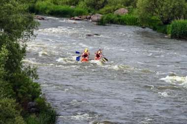 Deneyimli bir eğitmen ile turistler Sou nehirde rafting