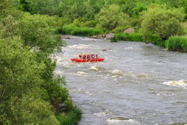  Deneyimli bir eğitmen ile turistler çok nehirde rafting