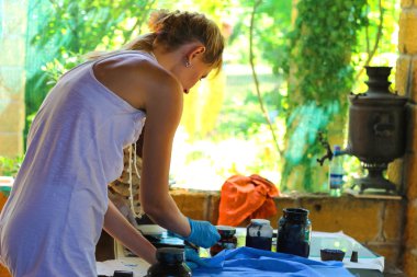 Kız desen kumaş boya kırsal bir atölyede alır