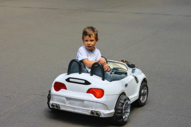 Parkta oyuncak Araba sürme evlat