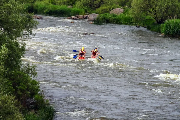 Rafting turisti con un istruttore esperto sul fiume Sou — Foto Stock