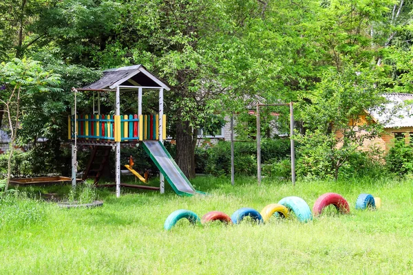 Plac zabaw w pobliżu country house — Zdjęcie stockowe