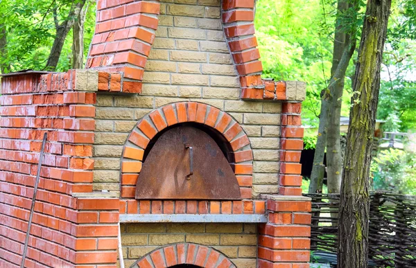 Horno en el patio de una casa de pueblo en Ucrania —  Fotos de Stock