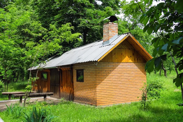 Lázeňský dům ve dvoře venkovská chata — Stock fotografie