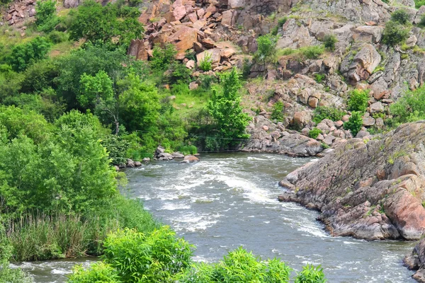 Le rapide su un piccolo fiume in Ucraina — Foto Stock