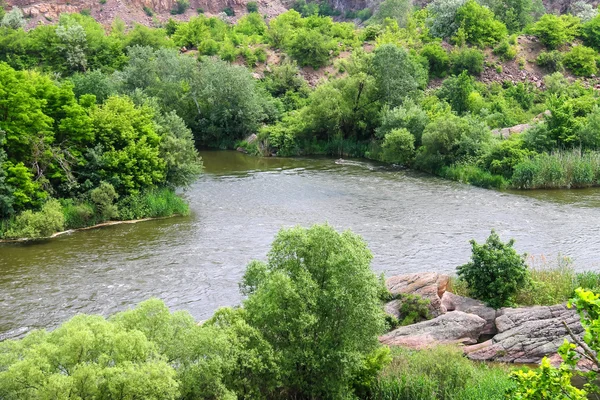 Le rapide su un piccolo fiume in Ucraina — Foto Stock