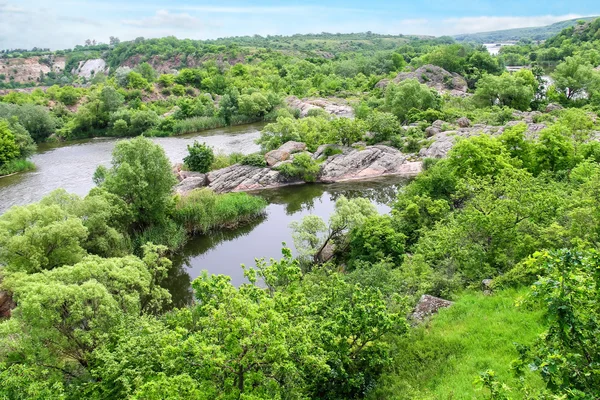 Los rápidos en un pequeño río en Ucrania —  Fotos de Stock