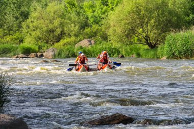 Deneyimli bir eğitmen ile turistler Sou nehirde rafting
