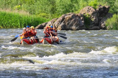 Deneyimli bir eğitmen ile turistler Sou nehirde rafting