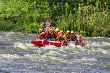 Deneyimli bir eğitmen ile turistler Sou nehirde rafting