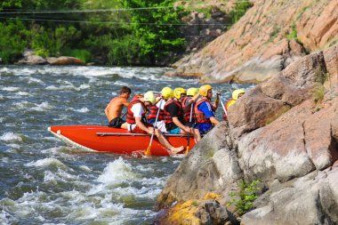 Deneyimli bir eğitmen ile turistler Sou nehirde rafting